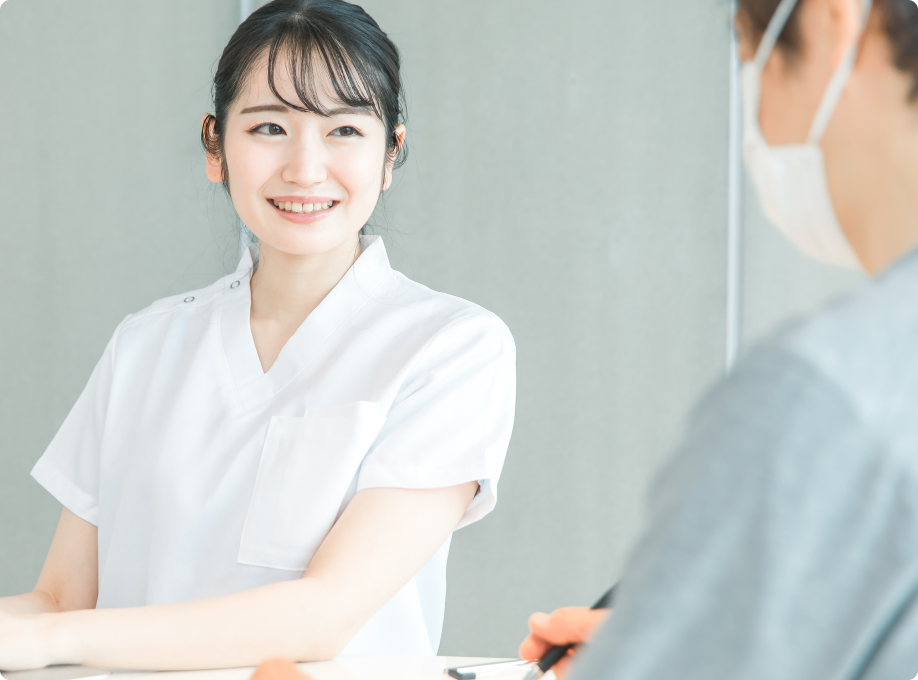 笑顔の女性看護師が患者と会話している